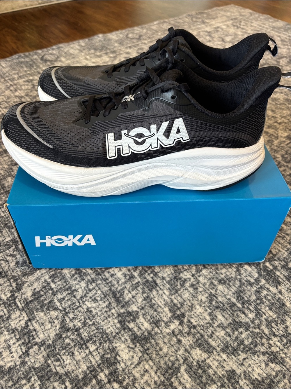 Hoka Men’s Skyflow Running Shoes - size 10 - black/white